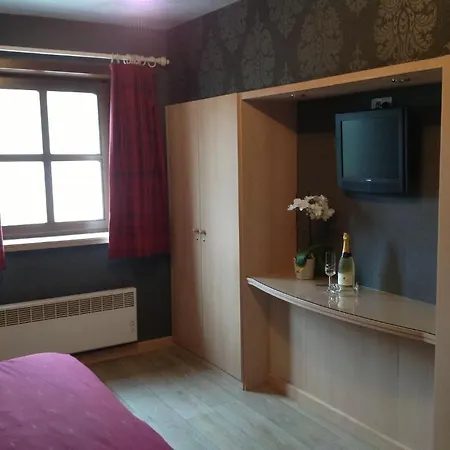 לינה וארוחת בוקר Decoster 4*