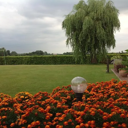 Decoster לינה וארוחת בוקר 4*