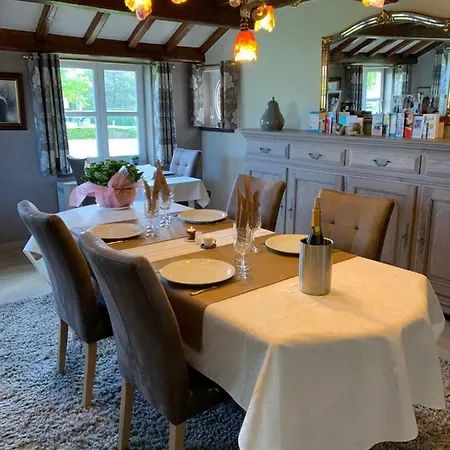 Decoster לינה וארוחת בוקר 4*